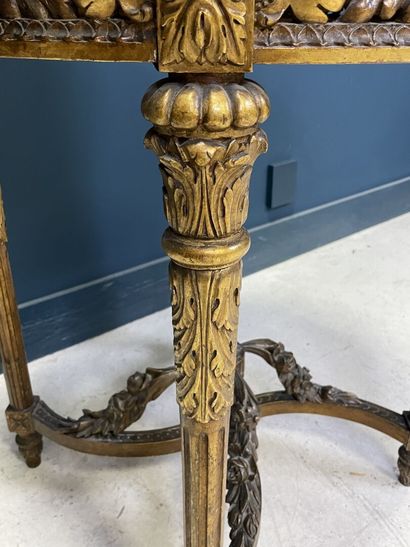 Guéridon en bois richement sculpté et doré,...