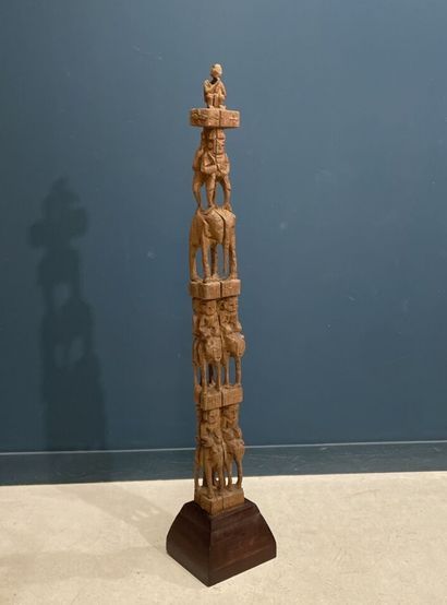 Poteau Chin. 
Grand poteau rituel en quatre...