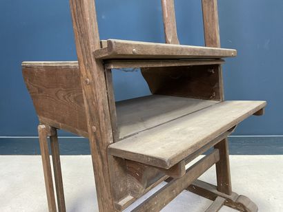 Table de travail de peintre formant chevalet...
