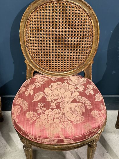 Suite de douze chaises dossier médaillon...