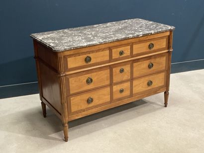 Commode en placage de noyer deux tons, ouvrant...