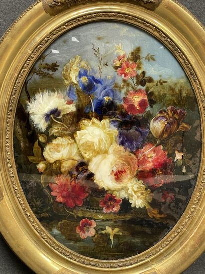 Paires de médaillons fixé sous verre à décor...