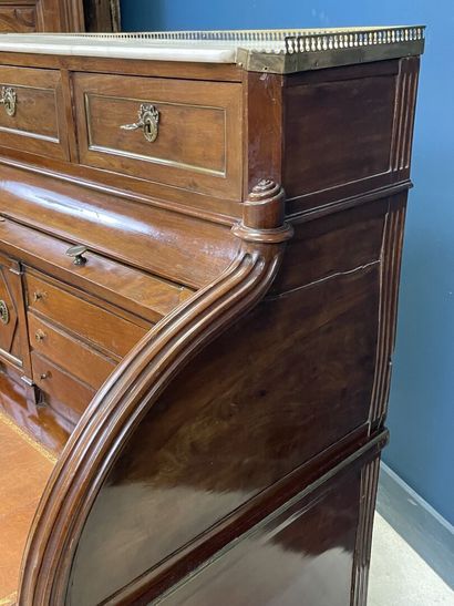 Bureau à cylindre formant commode en acajou...