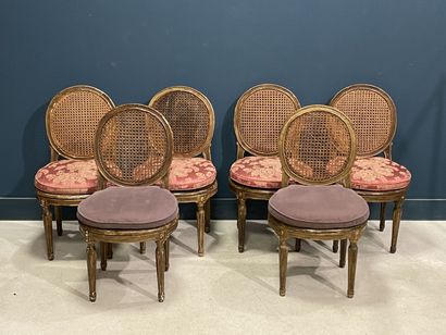 Suite de douze chaises dossier médaillon...