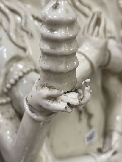 Grande sculpture en porcelaine blanche de...