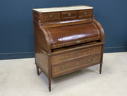 Bureau à cylindre formant commode en acajou...