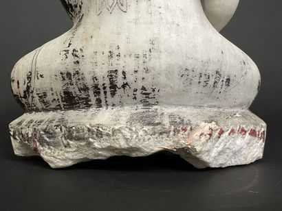 Bouddha Sakyamuni. 
Bouddha drapé d'une robe...