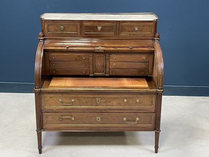 Bureau à cylindre formant commode en acajou...