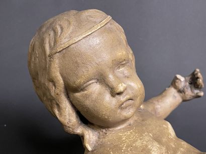Grand putto en platre patiné. 
L. :42 cm....