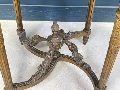 Guéridon en bois richement sculpté et doré,...