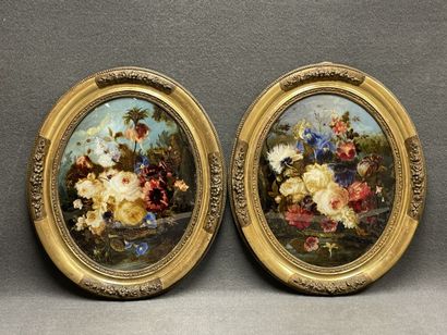 Paires de médaillons fixé sous verre à décor...