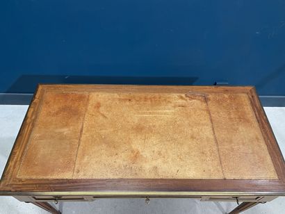 Bureau plat en placage de noyer, dessus cuir,...