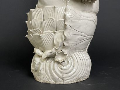 Grande sculpture en porcelaine blanche de...
