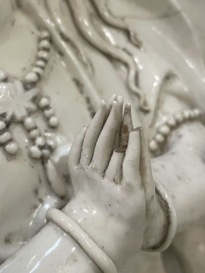 Grande sculpture en porcelaine blanche de...