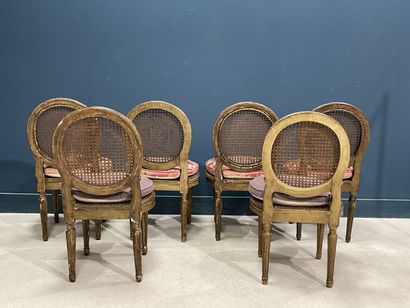 Suite de douze chaises dossier médaillon...