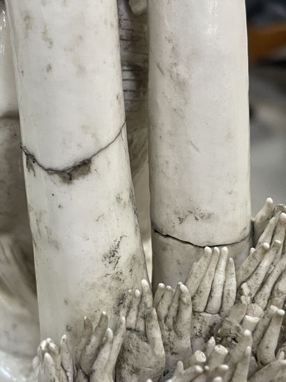 Grande sculpture en porcelaine blanche de...