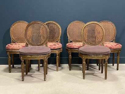 Suite de douze chaises dossier médaillon...