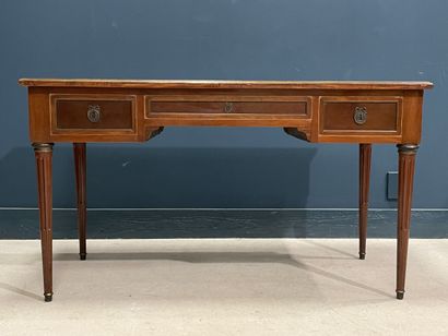 Bureau plat en placage de noyer, dessus cuir,...