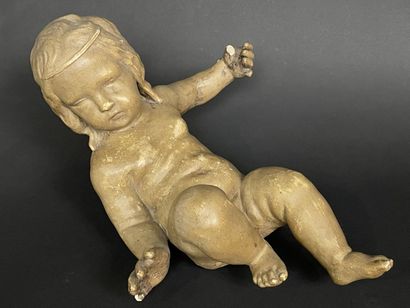 Grand putto en platre patiné. 
L. :42 cm....