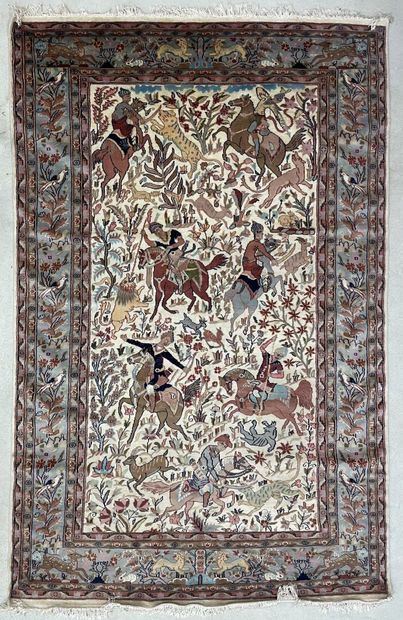 Grand tapis à décor de cavaliers. 
Laine...