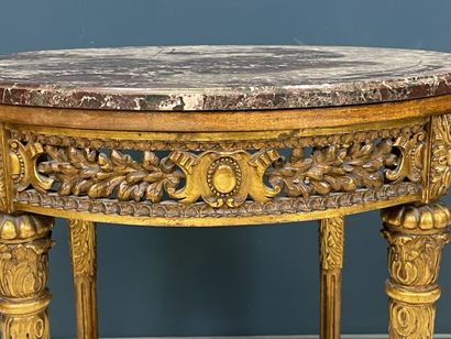 Guéridon en bois richement sculpté et doré,...