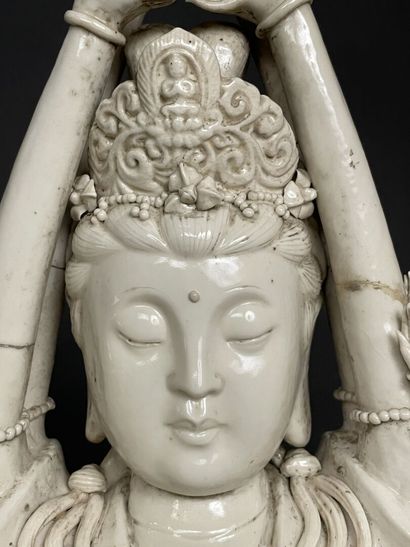 Grande sculpture en porcelaine blanche de...