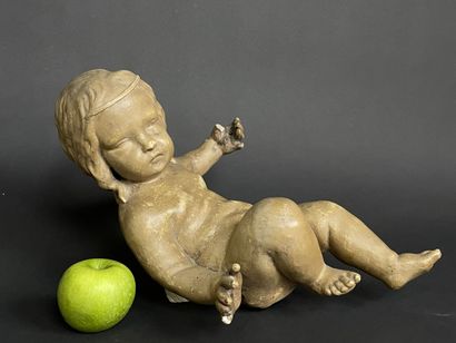 Grand putto en platre patiné. 
L. :42 cm....
