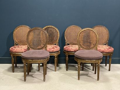 Suite de douze chaises dossier médaillon...