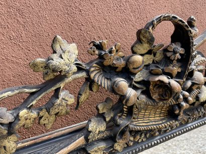 Miroir à fronton en bois et stuc doré et...