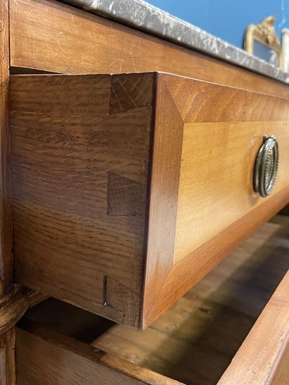 Commode en placage de noyer deux tons, ouvrant...