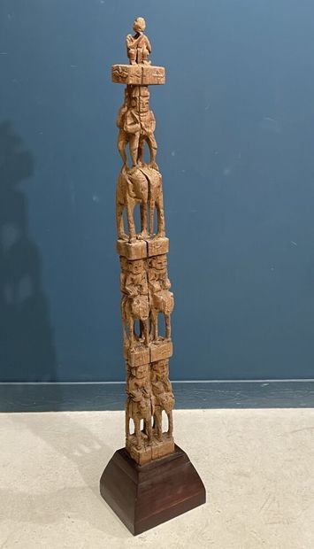 Poteau Chin. 
Grand poteau rituel en quatre...