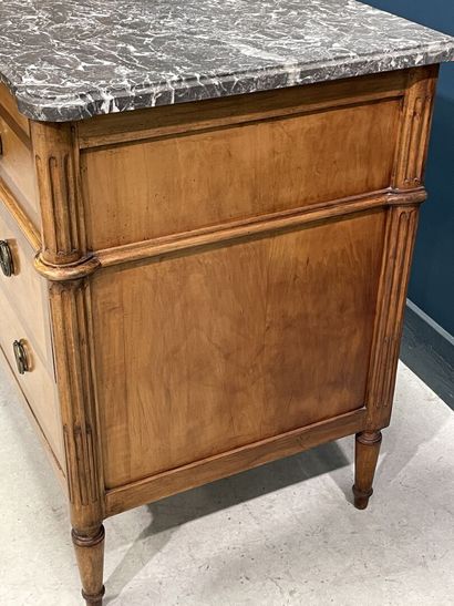 Commode en placage de noyer deux tons, ouvrant...