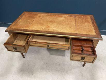 Bureau plat en placage de noyer, dessus cuir,...