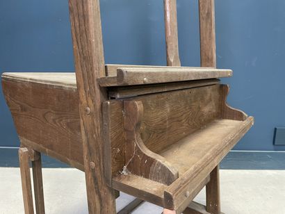 Table de travail de peintre formant chevalet...