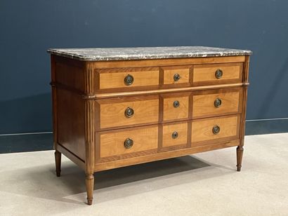 Commode en placage de noyer deux tons, ouvrant...