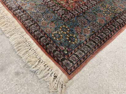 Tapis d' Orient en soie
193 x 122 cm.