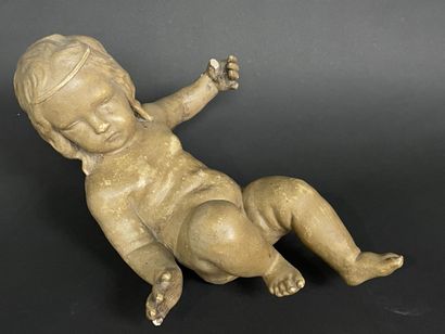Grand putto en platre patiné. 
L. :42 cm....