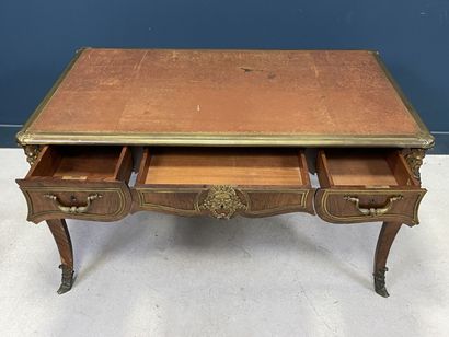 Bureau plat en frisage de satiné, plateau...