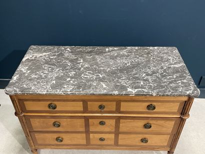 Commode en placage de noyer deux tons, ouvrant...