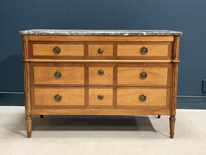 Commode en placage de noyer deux tons, ouvrant...