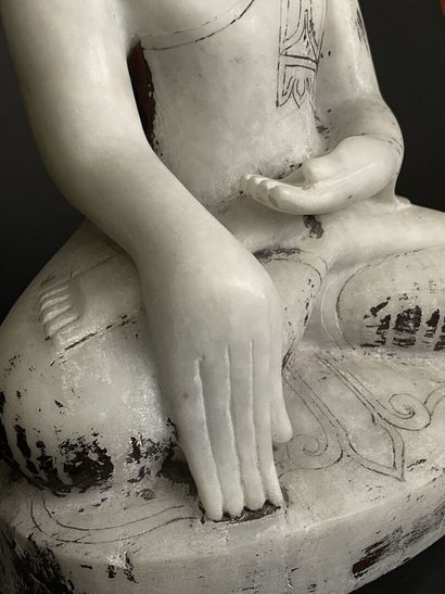 Bouddha Sakyamuni. 
Bouddha drapé d'une robe...