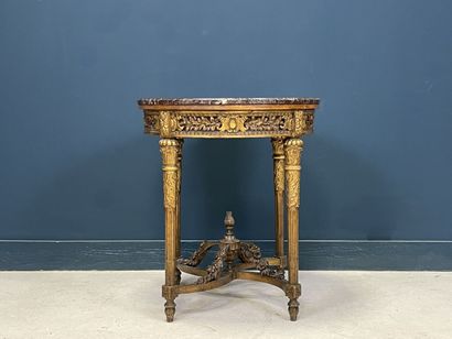 Guéridon en bois richement sculpté et doré,...