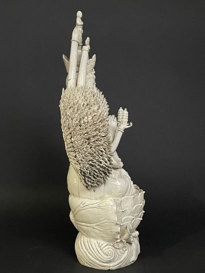 Grande sculpture en porcelaine blanche de...