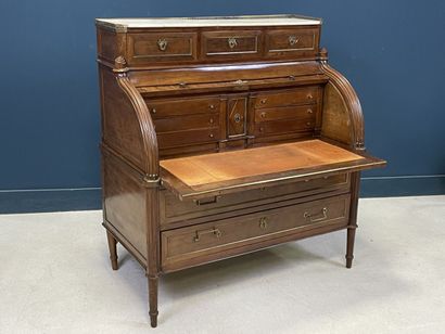 Bureau à cylindre formant commode en acajou...