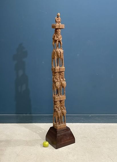 Poteau Chin. 
Grand poteau rituel en quatre...