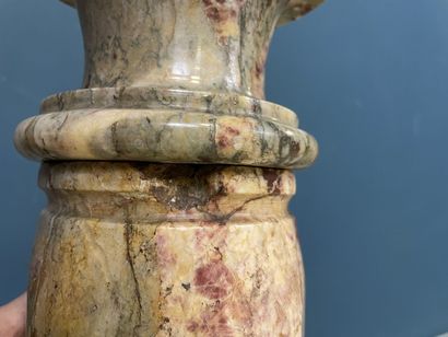 Colonne en marbre veiné gris rose et beige.....