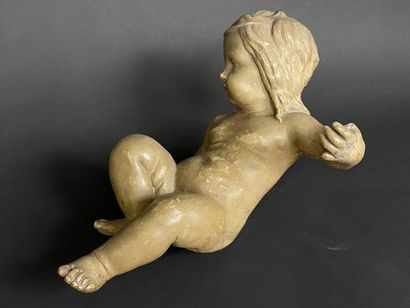 Grand putto en platre patiné. 
L. :42 cm....