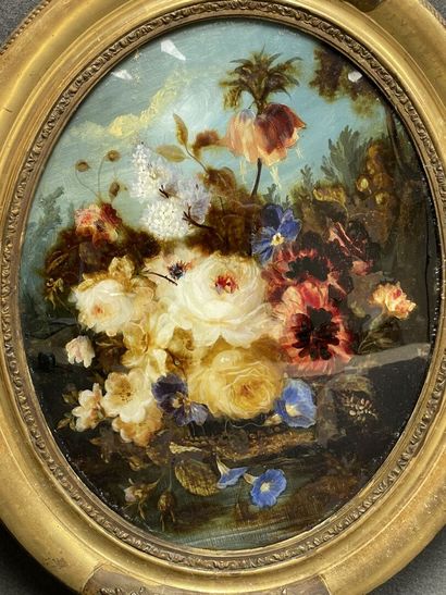 Paires de médaillons fixé sous verre à décor...