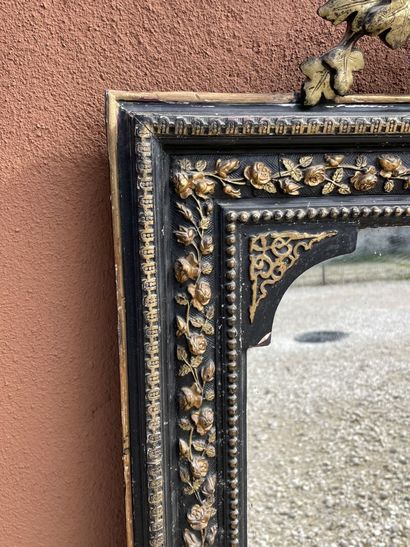 Miroir à fronton en bois et stuc doré et...