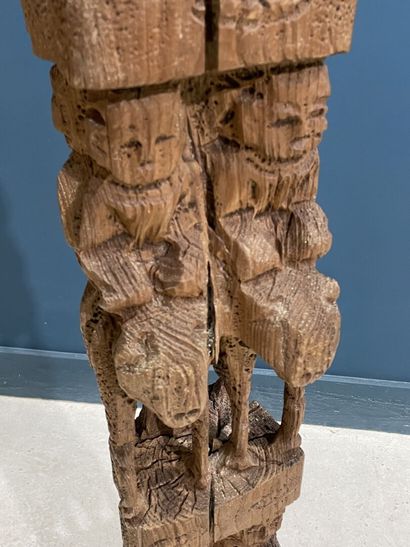 Poteau Chin. 
Grand poteau rituel en quatre...